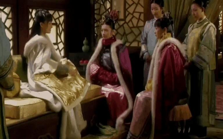 前期的安陵容楚楚可怜，惹人怜惜。甄嬛与眉庄对其确实真心实意，握手披衣，细节尽