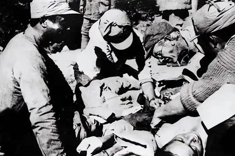 1941年皖南深山，游击队长刘奎从睡梦中猛然惊醒，眼前的画面让他汗毛倒竖——班长