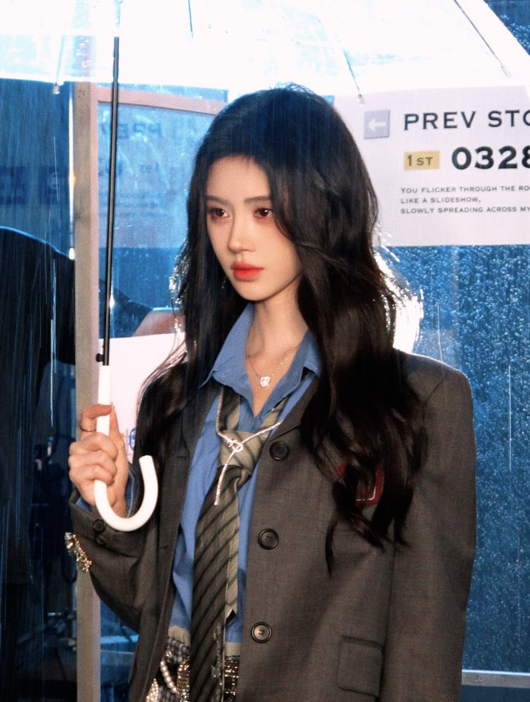 鞠婧祎青春校园风图片～“学姐！好巧，你也在等车吖🚗”