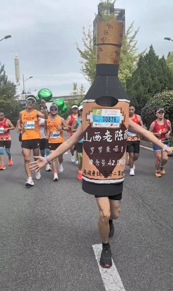 “这下好了，全网都知道这个显眼包了！”9月21日，2025年太原马拉松正式开跑，