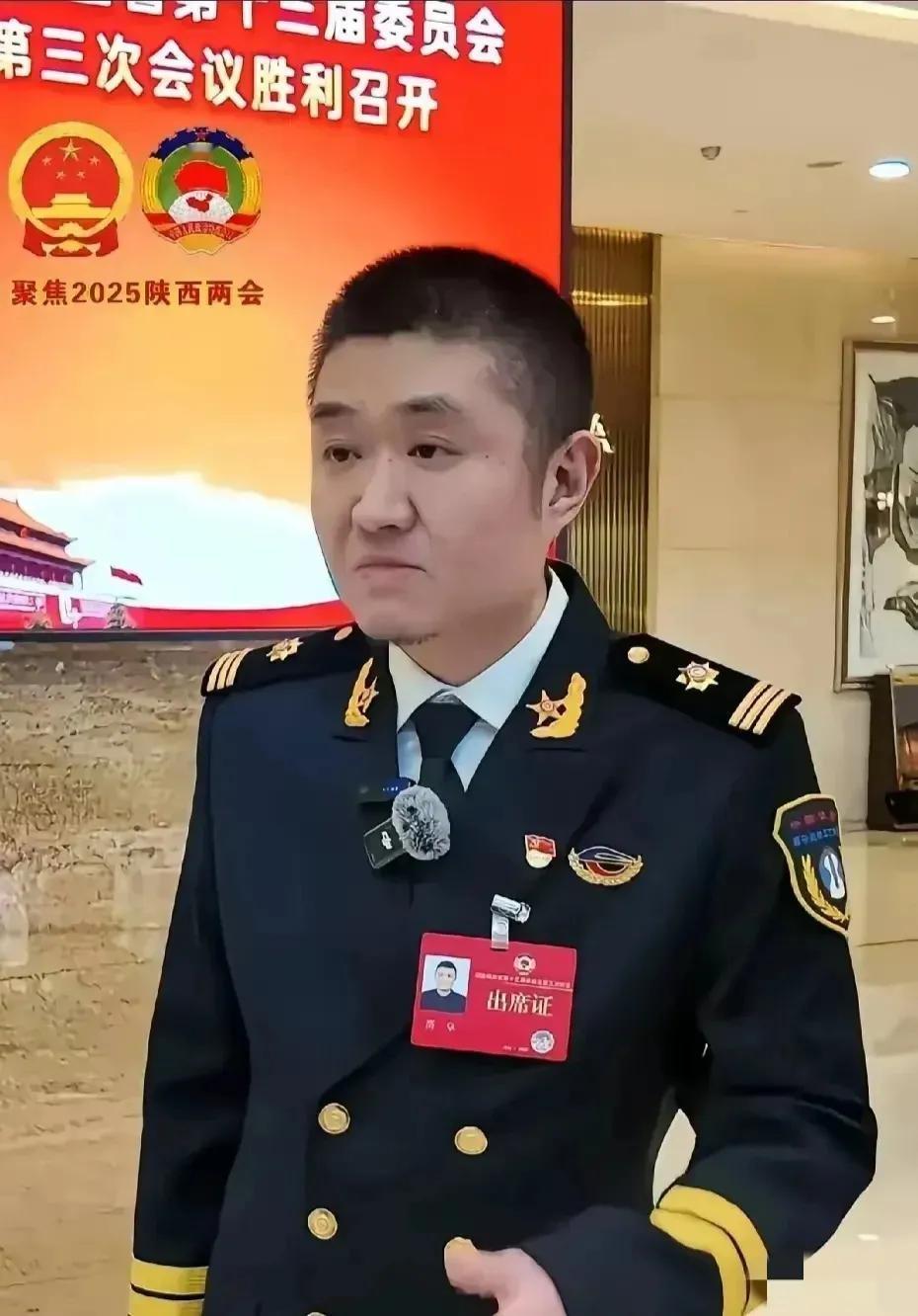 到现在也没搞懂，这制服是哪个单位的？苗阜现在是陕西省的曲协主席。他创办的青曲