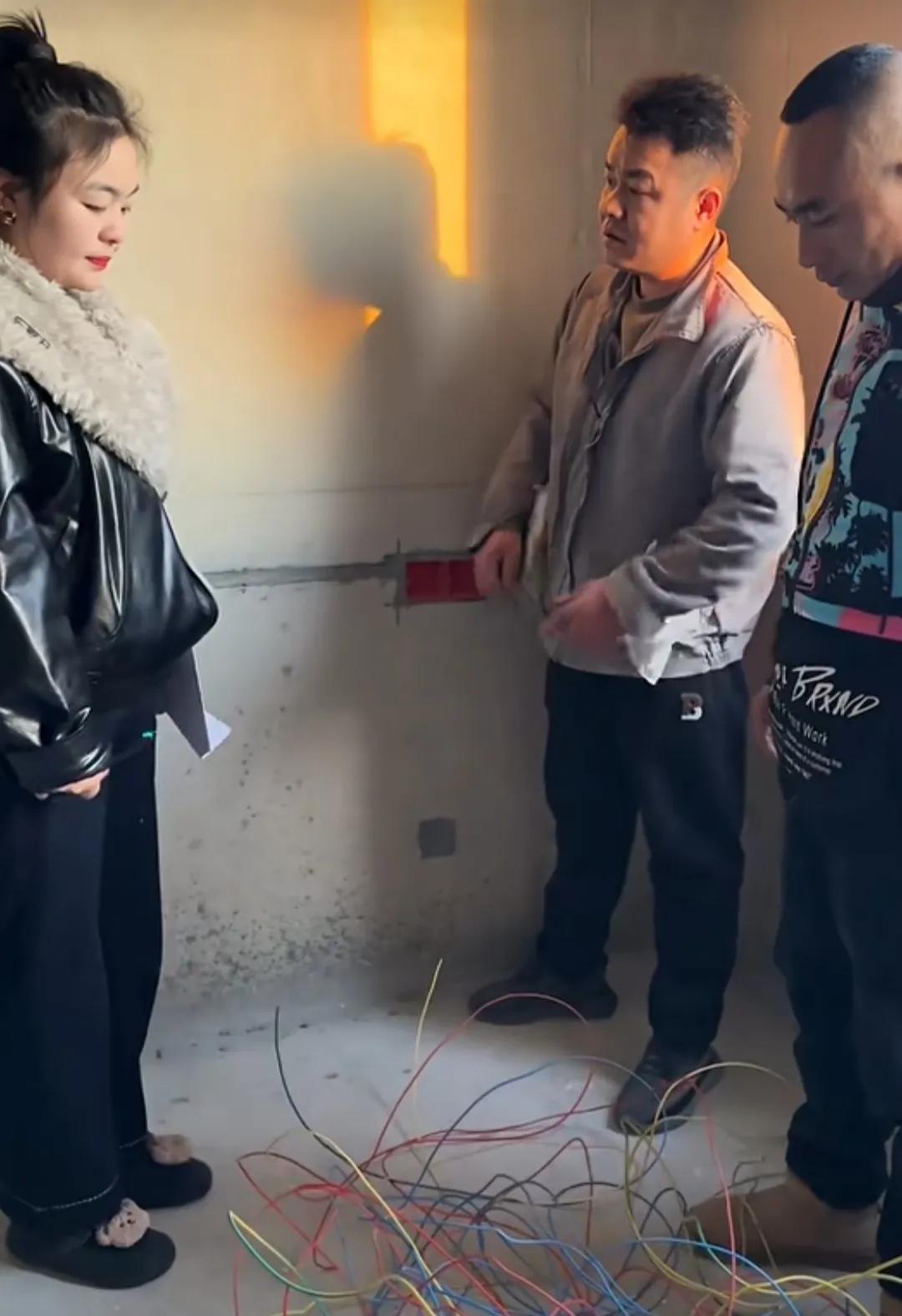 业主买了3卷电线，非要我们已经穿进墙里的线全部拉出来一段段量长度，结果一共量出来