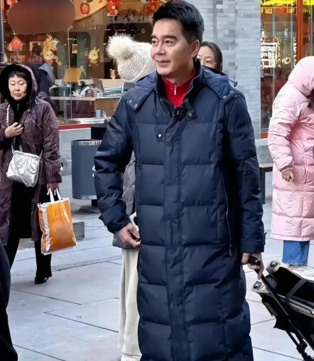 许亚军一件羽绒服标价五万八的照片被扒出来，评论区直接炸锅。照片里他穿着黑色长款