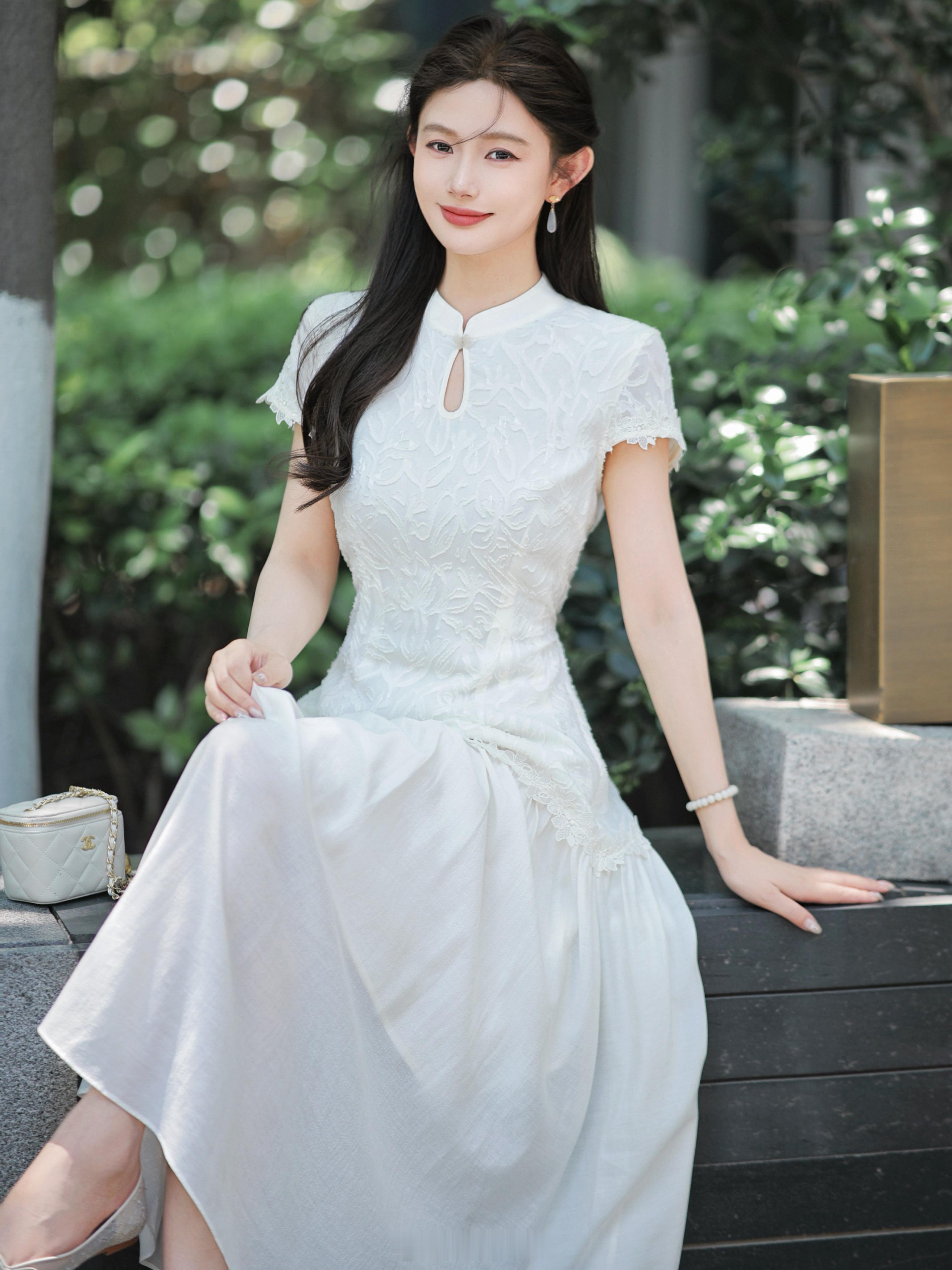 “栀子花开呀开~栀子花开呀开~”旗袍还没穿就好像闻到香味了哈哈温柔的白色旗袍裙