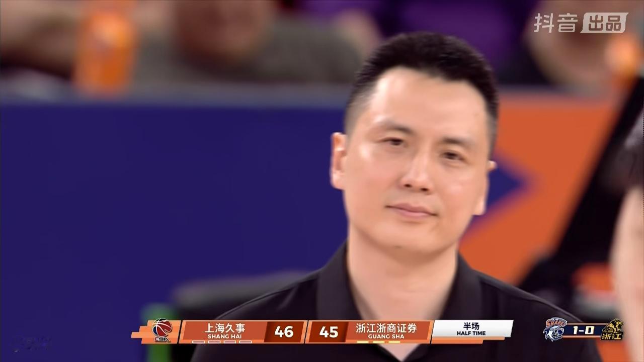 精彩的上半场比赛结束了！刚刚结束的CBA总决赛上海久事男篮对阵浙