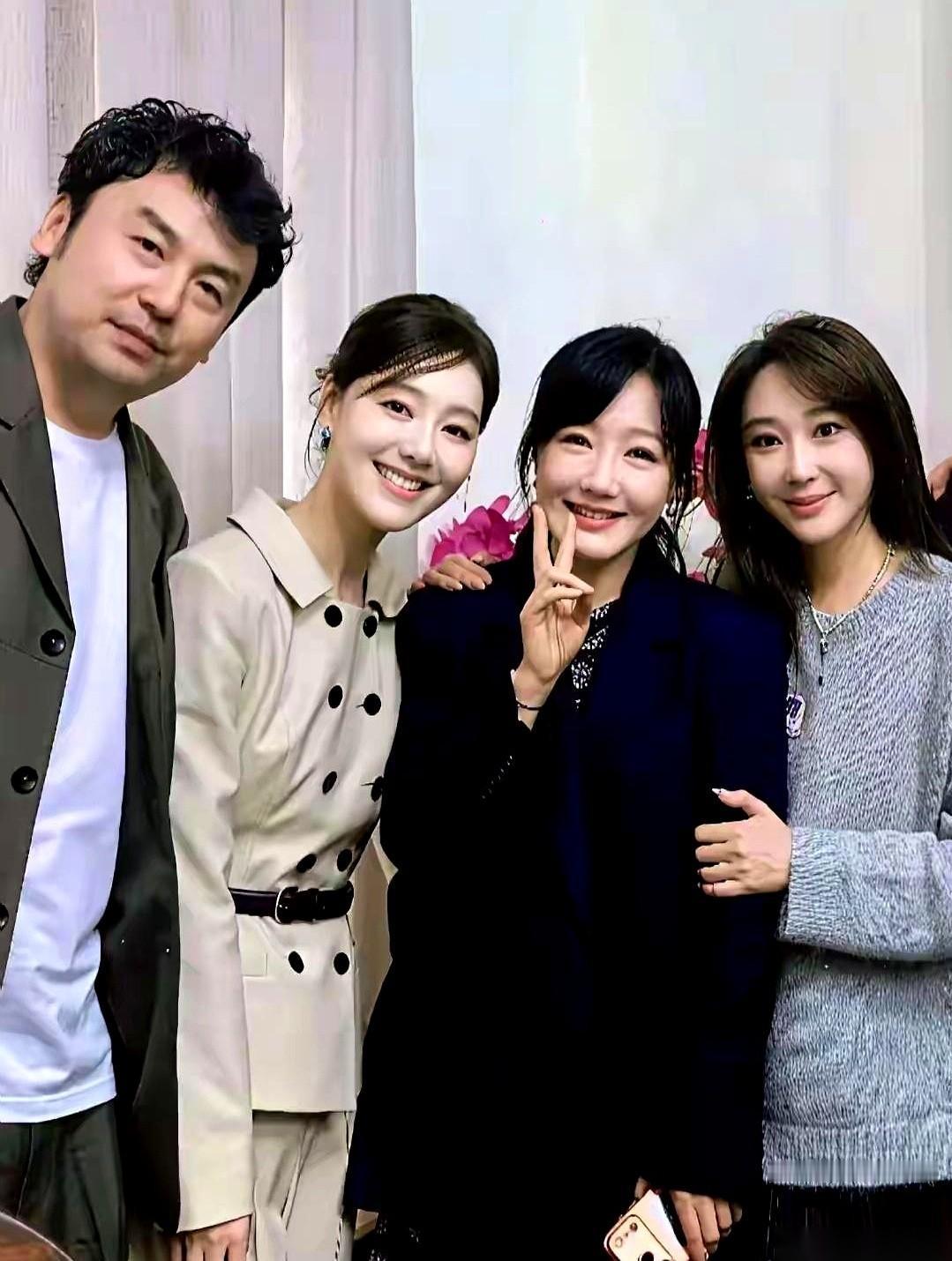 刷到这张照片，我愣了三秒。雷佳音，大明星嘛，结果站最边上，笑得跟个地主家的傻儿