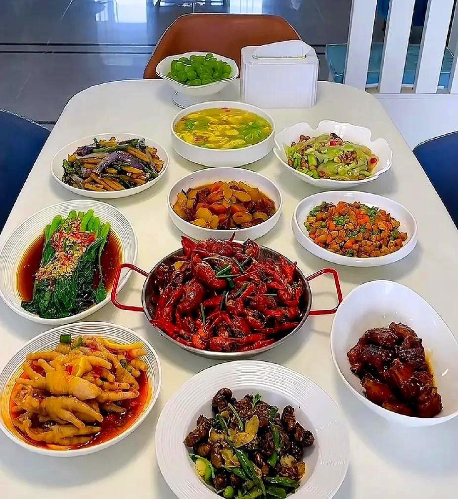 昨晚女儿和准女婿下班后从50公里外的县城回到家里，订婚2个多月了，这是准女婿第1