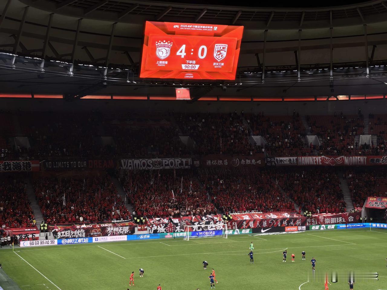 中超第八轮，武汉三镇客场0-4惨败给上海海港；而天津津门虎客场以4-2力克北京国