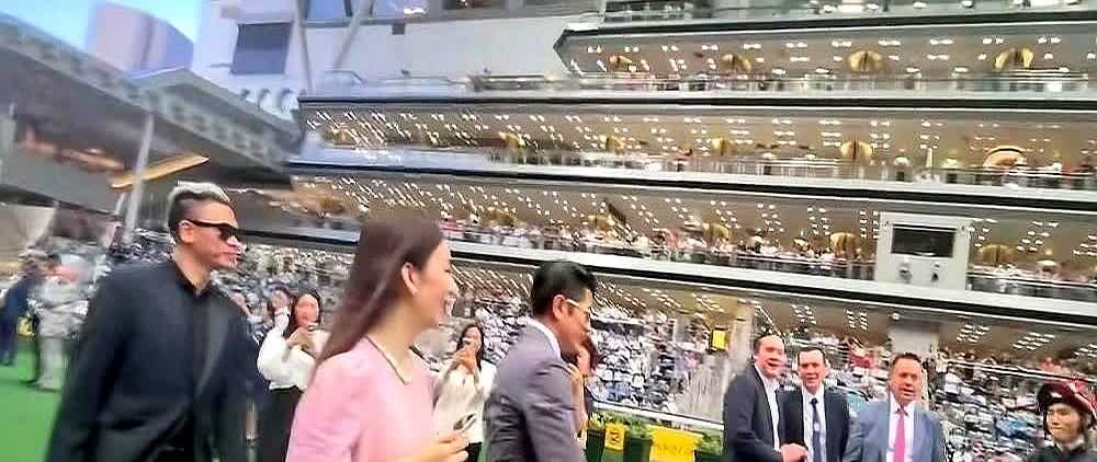 我发现一个事！方媛是实打实的花瓶！前两天郭富城带她和外国友人聊天，全程英