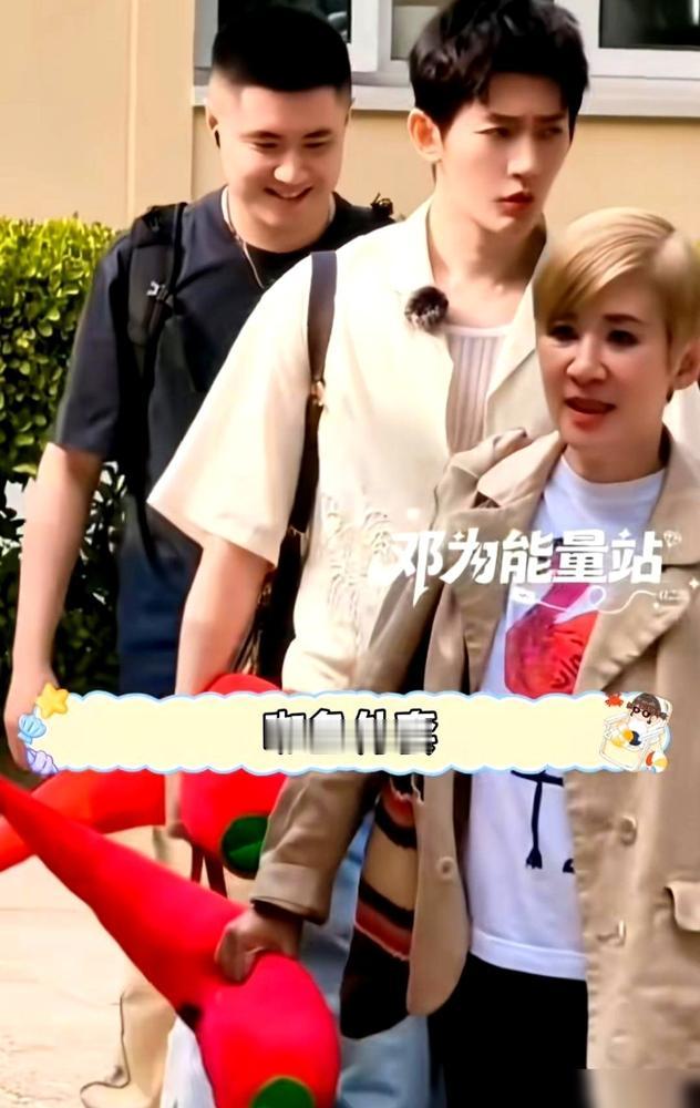 殷桃气场强，林依晨递水，周冬雨旁观。三个实力派女演员一台戏，还没开演，路透已
