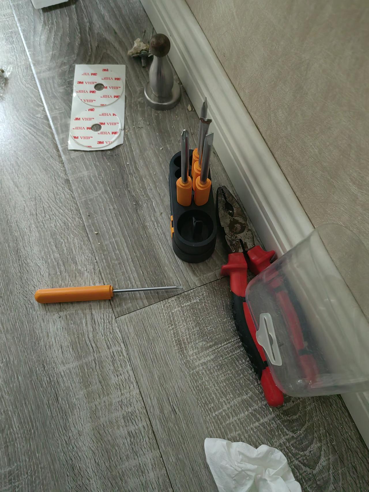 两包华子换来的“专业维修”……保质期只有两年，这性价比大家给算算?两年前门吸