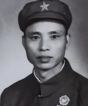 1951年，一位志愿军战士拿着刚缴获的美式重机枪，向敌人射击却发现怎么都打不中，