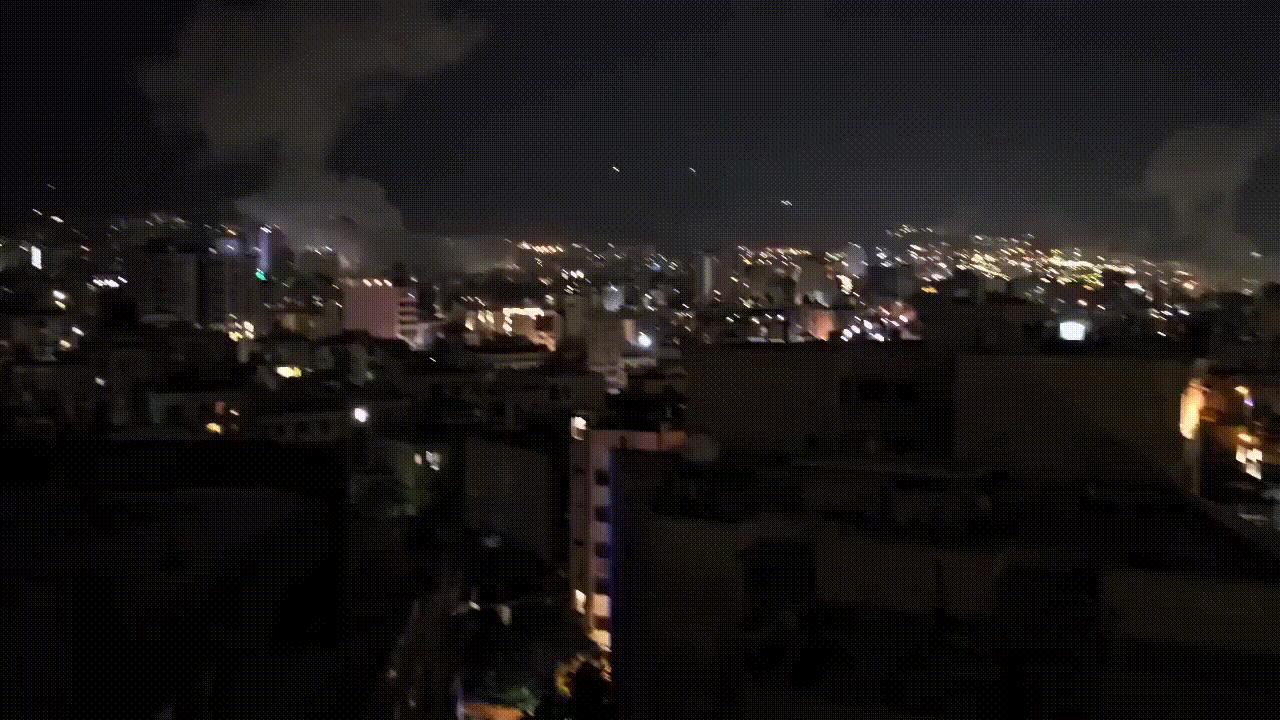 突发！德黑兰凌晨发生剧烈爆炸！以色列导弹从天而降，城内到处浓烟滚滚！以官员：今晚