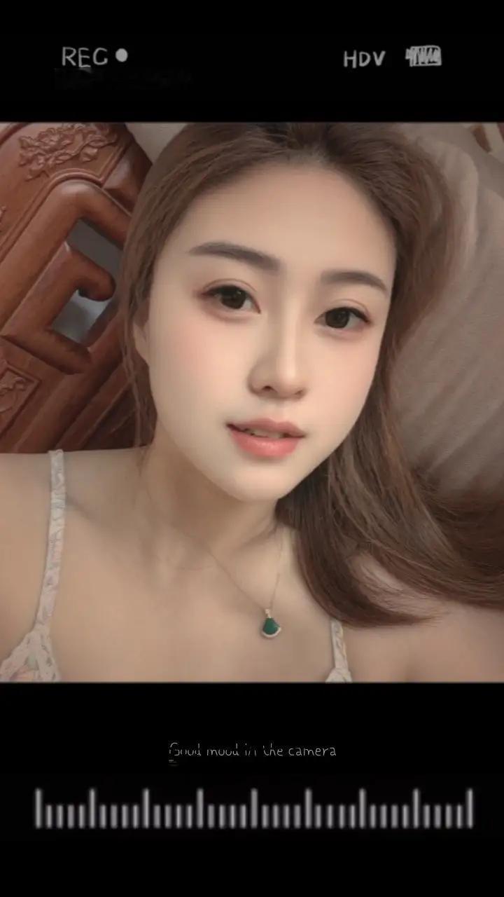 温柔甜美的自拍，绿宝石项链点缀，完美呈现少女心珍珠项链照粉宝石项链珍珠项链自
