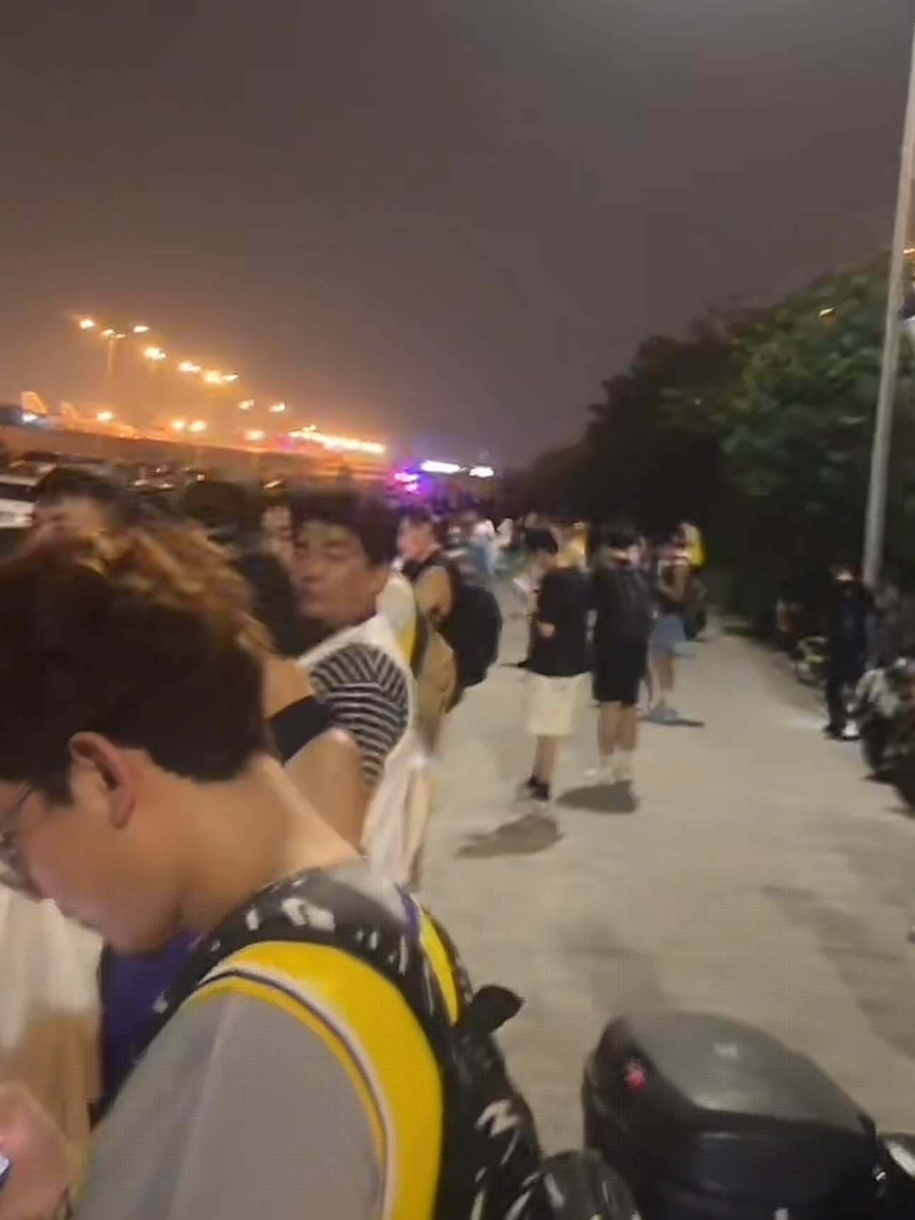 无论是机场外还是酒店外，现场的兄弟们请不要追车，以免造成现场的混乱和危险‼️​