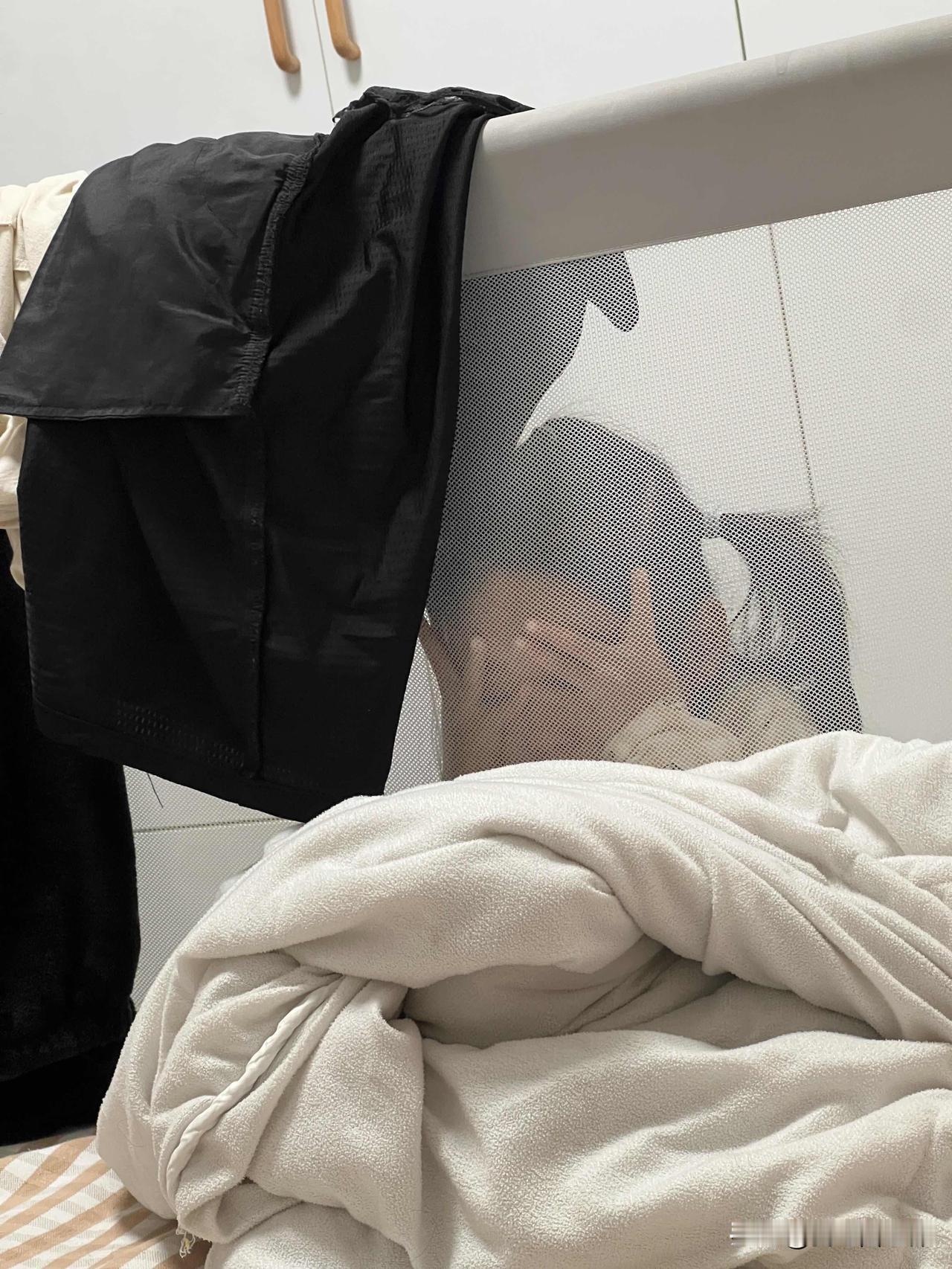 三岁半了，拉臭只拉尿不湿里，是为什么三岁半了已经上学了，小便会在幼儿园上，上了