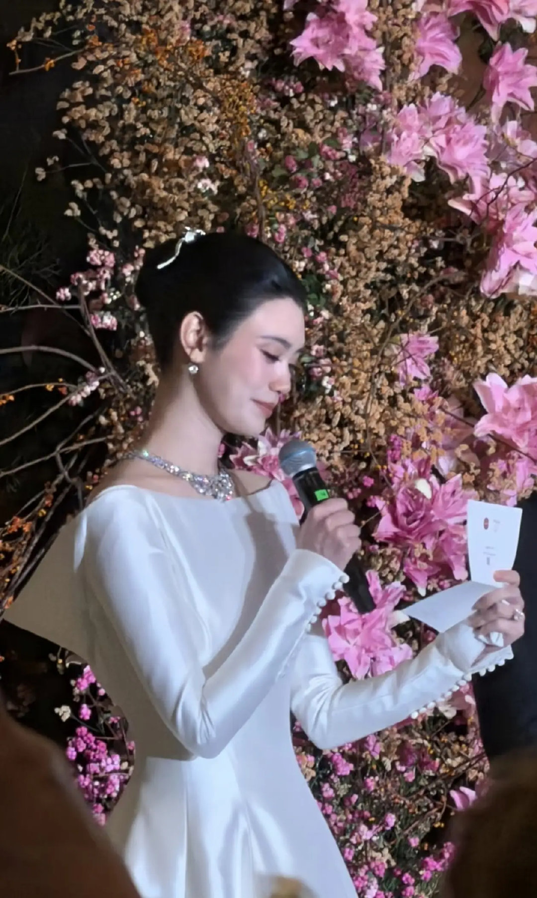 奚梦瑶这钻石项链太闪了，豪门阔太的珠宝真耀眼。​