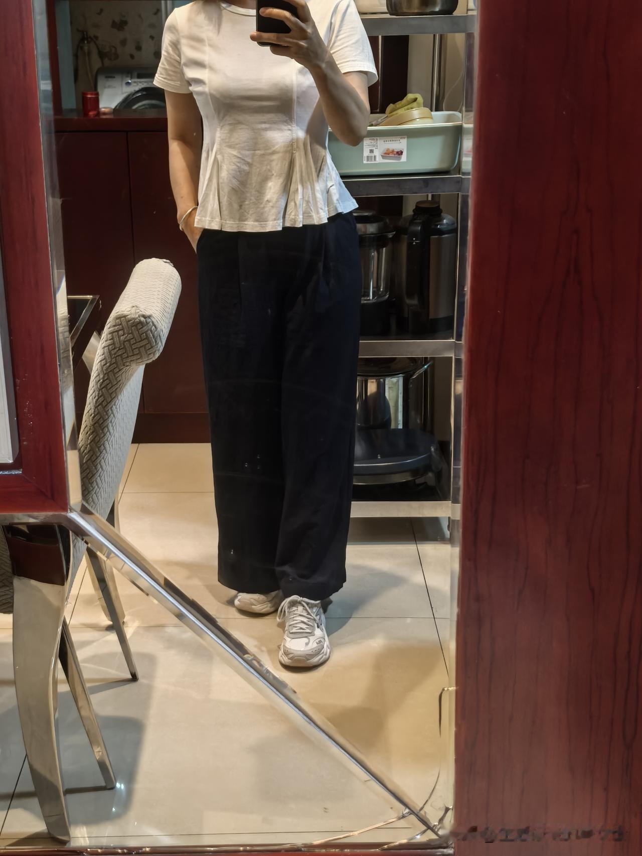 原来老爹鞋搭配阔腿裤，简直就是时尚中的经典。今天出门，迫不及待的穿上了昨天买