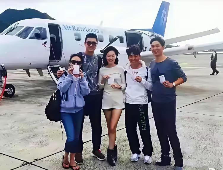 这张照片是不是有点讽刺意味。马蓉情不自禁的把身体靠向了马喆……