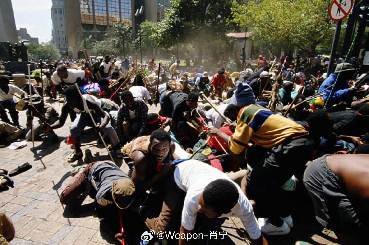 照片中的历史1994年3月28日，南非，因卡塔自由党（IFP）抗议者逃离现场，