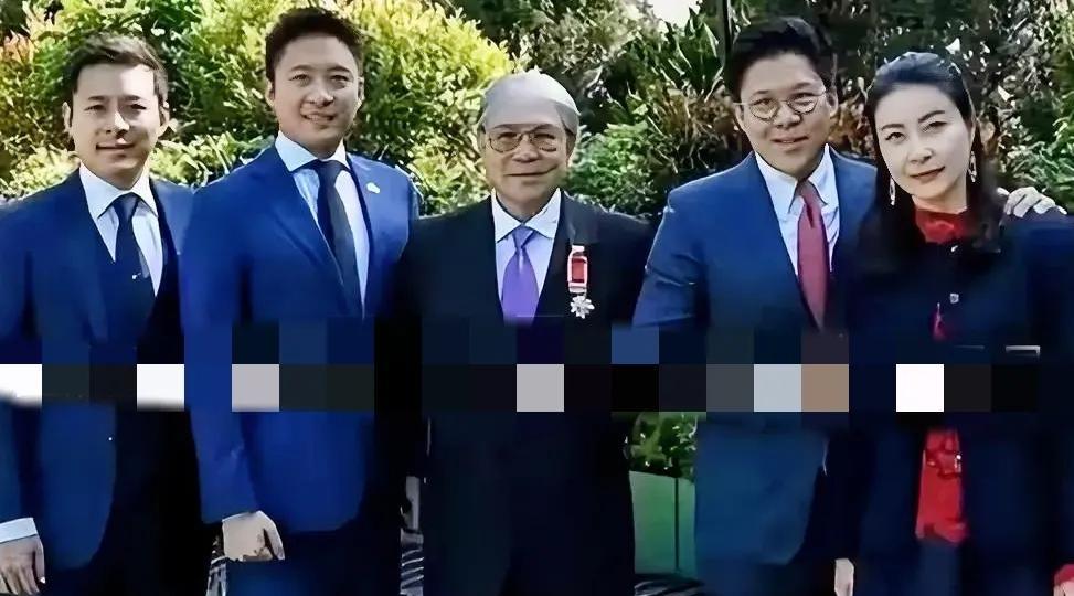 郭晶晶在霍家的地位真的很高。本来，霍老爷子已经跟三个儿子合影了，而后，把儿媳妇带