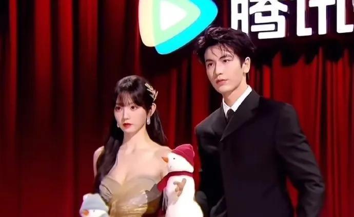 张凌赫田曦薇“离婚感”霸屏热搜：红毯冷场与戏内热恋的反差迷局近日，“张凌赫田曦
