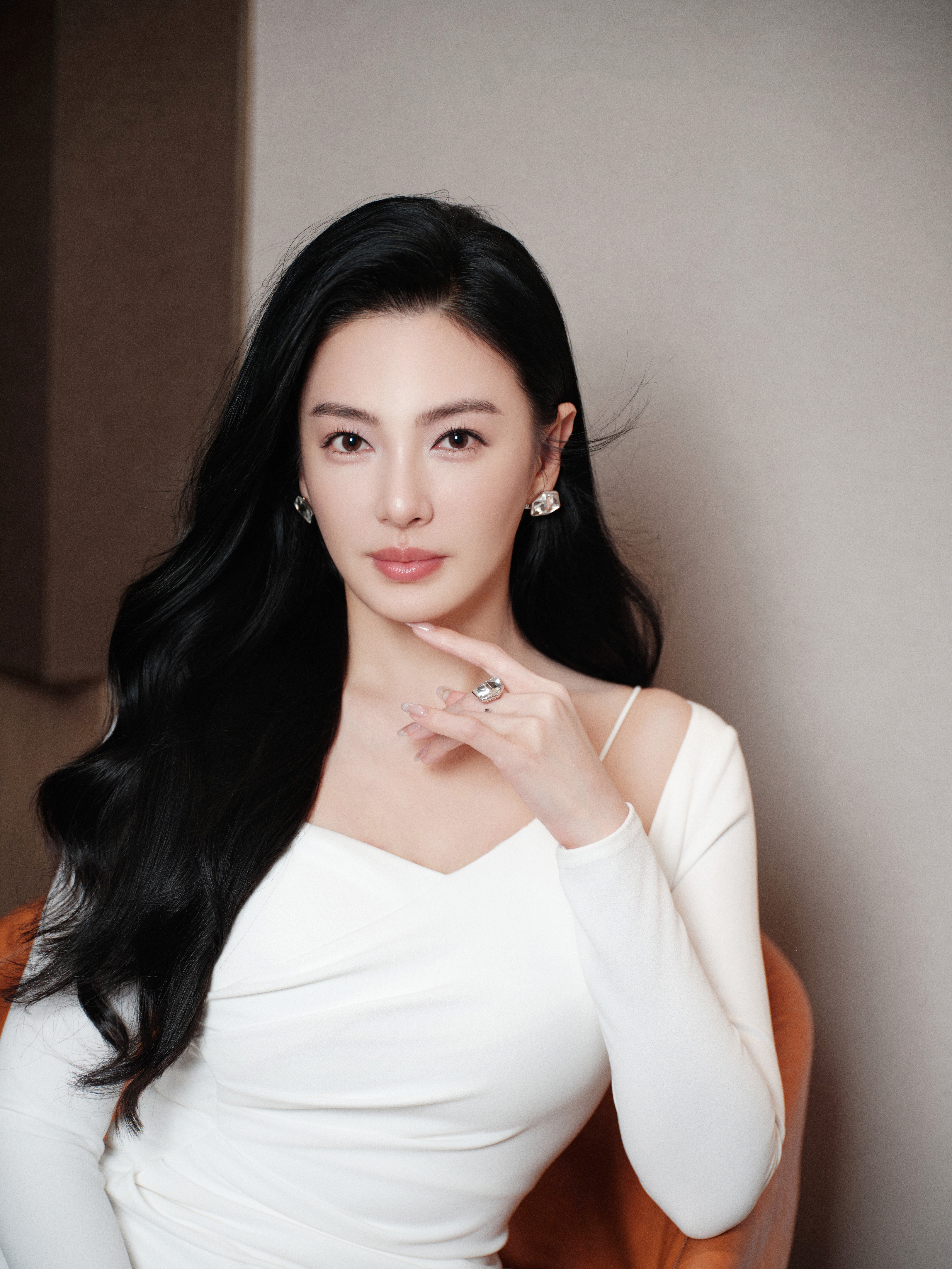 张雨绮白色礼裙勾勒优雅曲线，长发如瀑添几分温婉。每一次定格，都是气质与美的交融