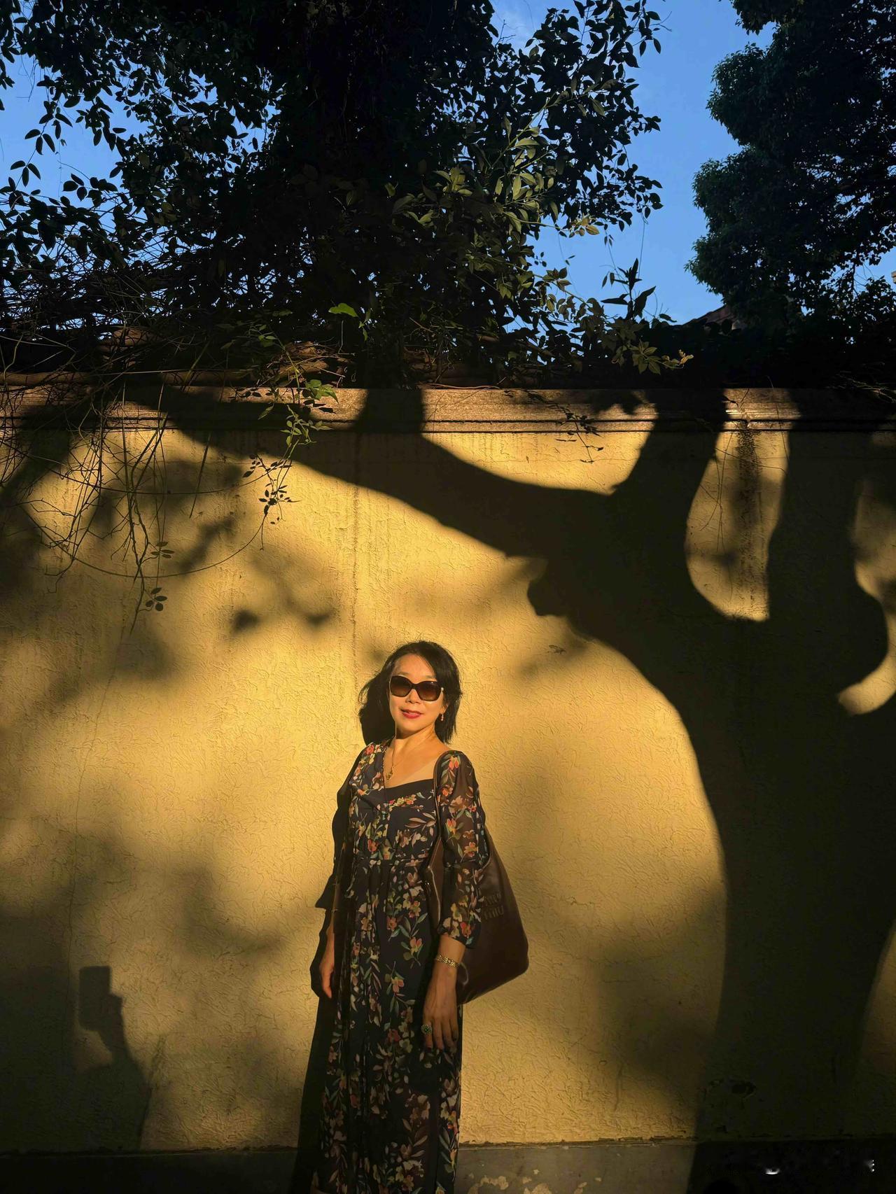 张馨予晒出跟妈妈一起逛街吃甜点的照片，并配文：闺蜜型母女的含金量还在上升​​​