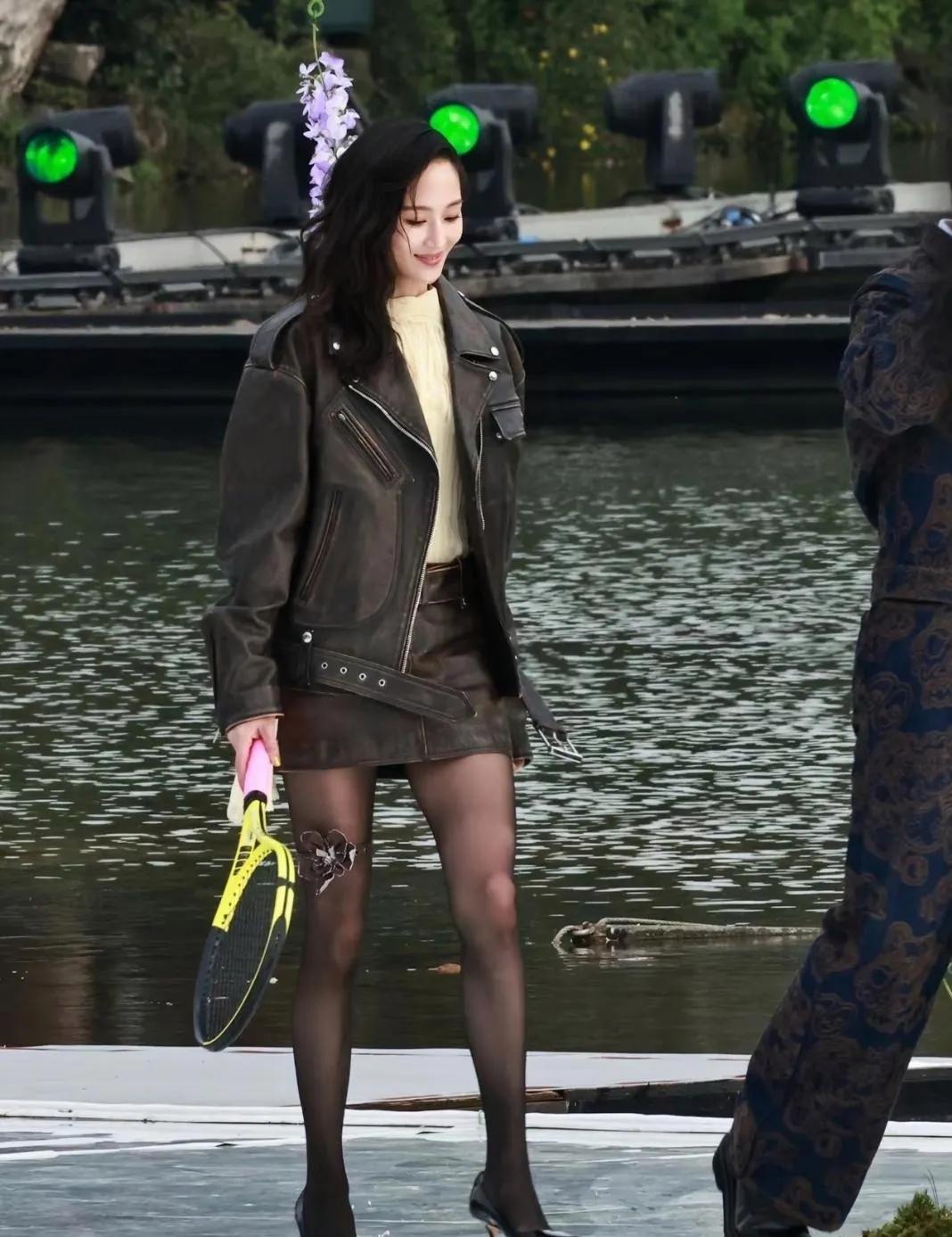 张钧甯藏不住的超模好身材，这线条太优越了！