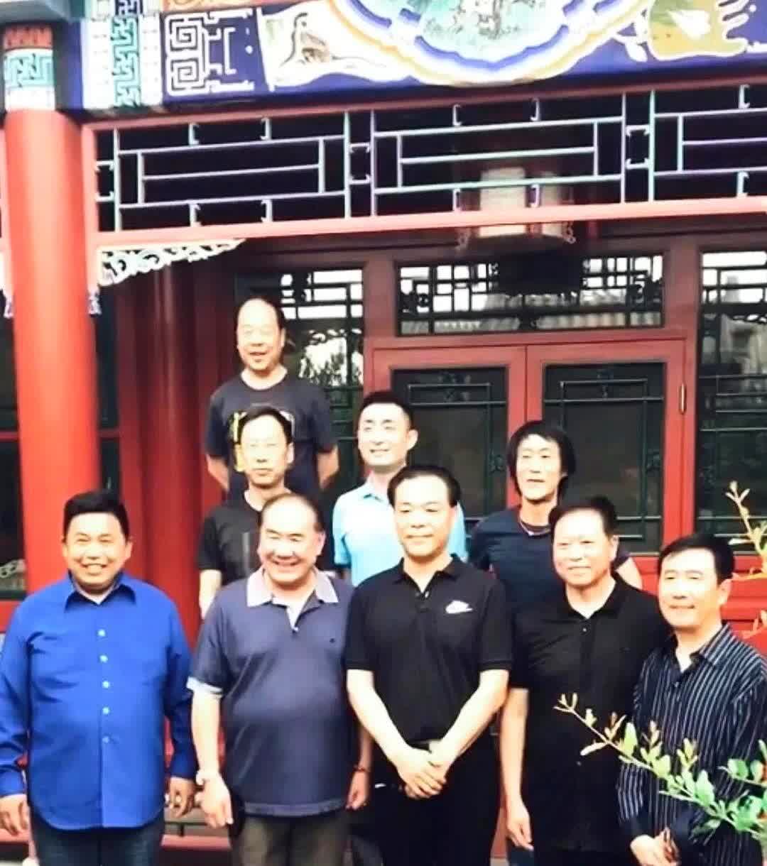 侯耀文部分弟子合影，你认识几个？这张老照片里站着的可都是实打实磕过头拜过