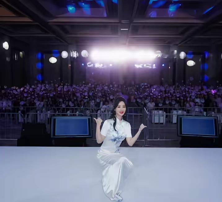 “藏匿喧嚣世界里的满心欢喜。”一起走花路李现杨紫杨紫李现