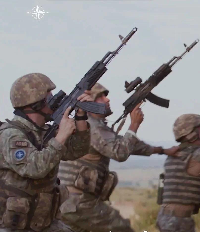 罗马尼亚士兵配备了改进的PAmd。865.45毫米突击步枪，配有