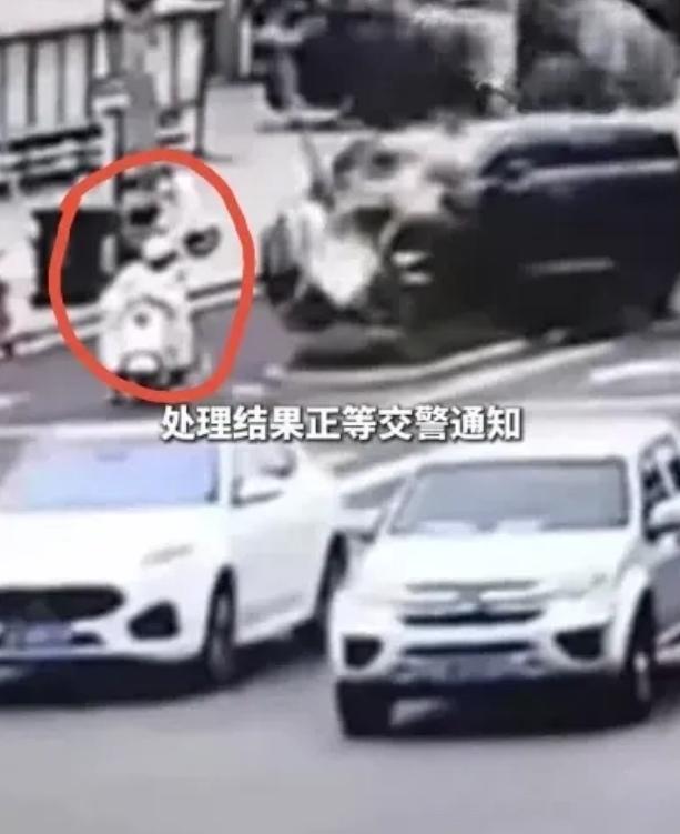 终于爆出来了！6月20日，安徽广德一女子驾驶辆汽车，在一处的十字路口右转时失控冲