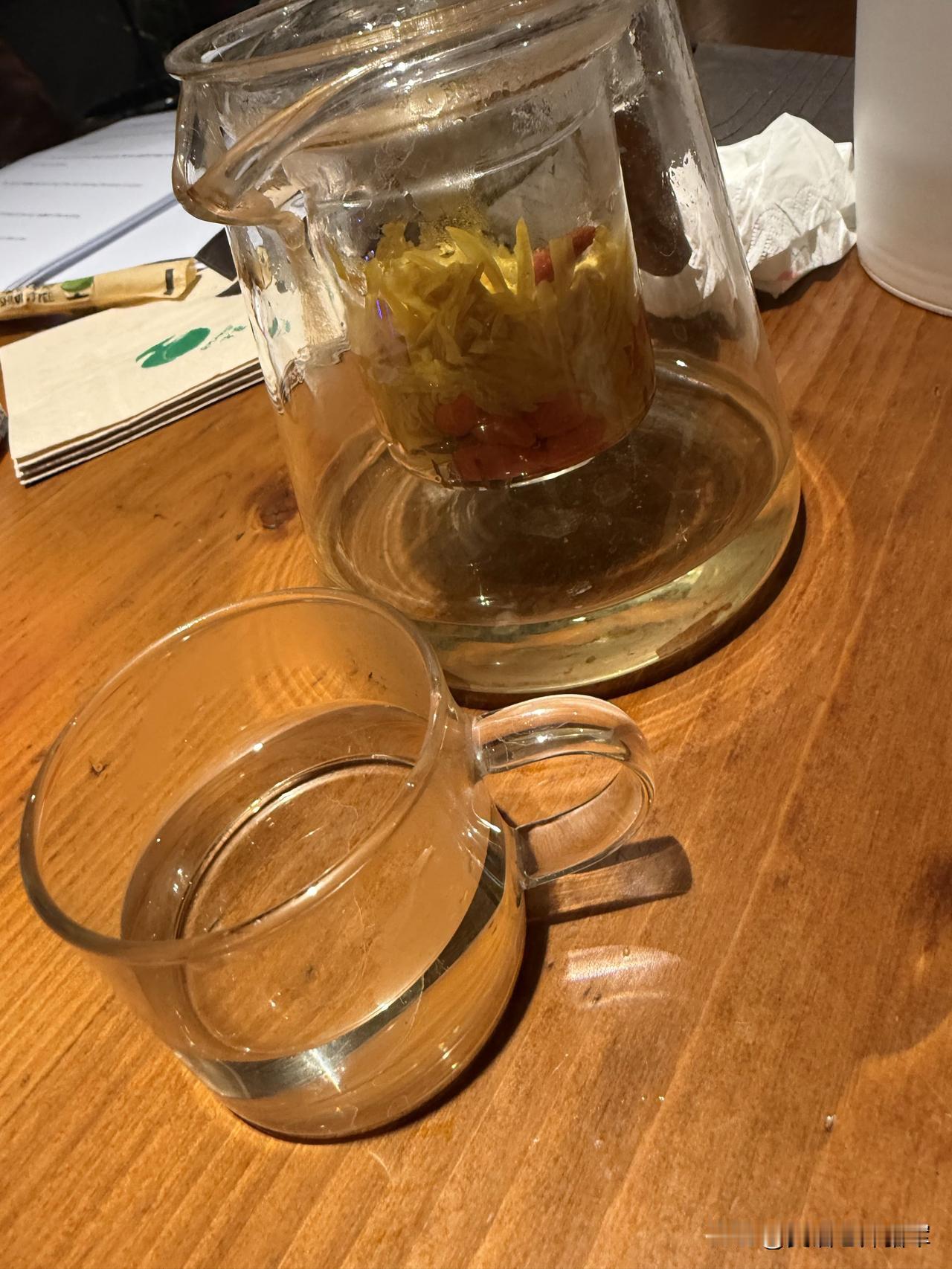 用一杯菊花茶做晚餐，这想法挺妙！春季阳气升发，肝气易躁动，来杯菊花茶正合适。菊花