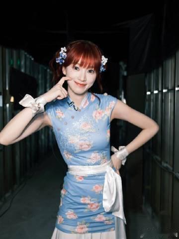 黄灿灿不完美但勇敢的少女英雄她不是完美无缺的女神，而是那个在风雨中依然昂首阔