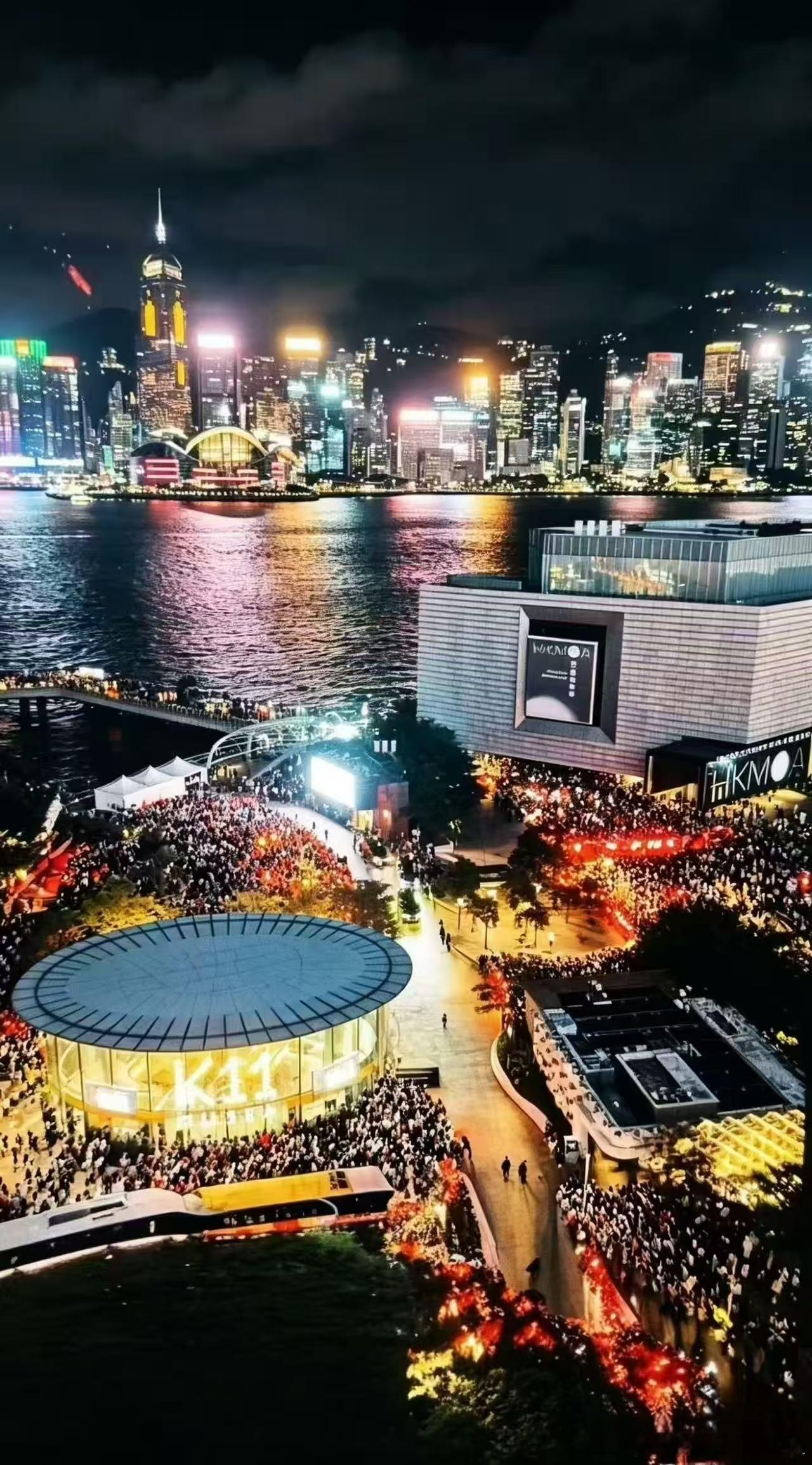 肖战﻿肖战xz肖战为何极少内地线下站台闲来看看这人气，还是工作日，且手港澳通行