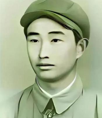 1943年，日军空袭时，18岁战士宋岭春仰面躲在草丛里，看飞行员探头出来，当敌机