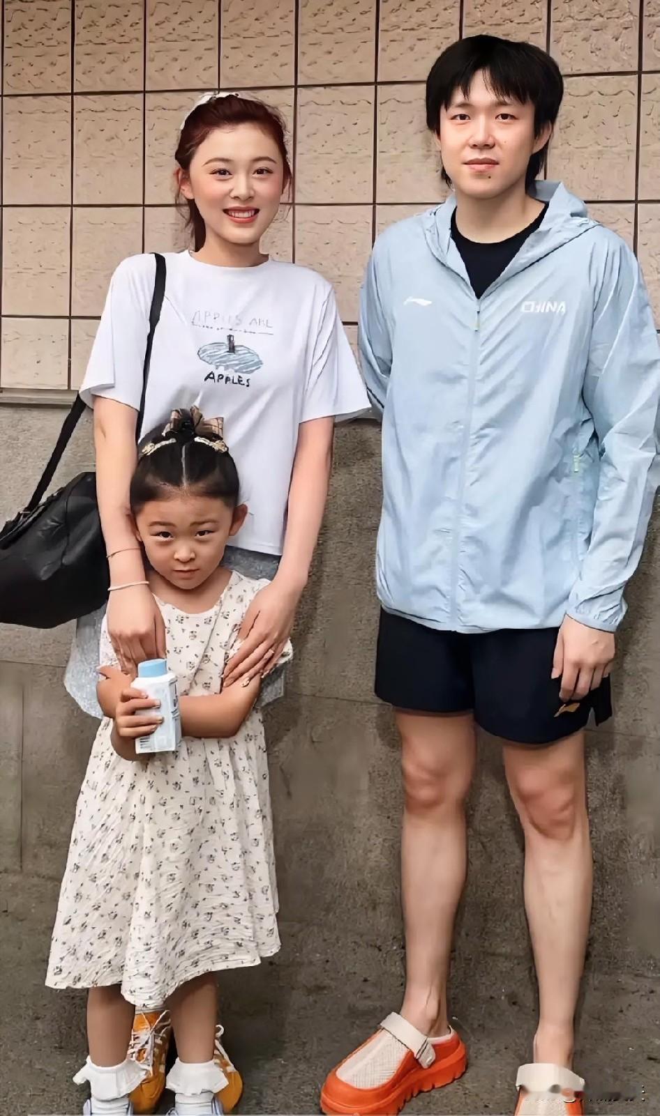 王楚钦旁边这位大美女，不是外人，是自家教练的媳妇。年龄相仿，但毕竟是师母呢，所以