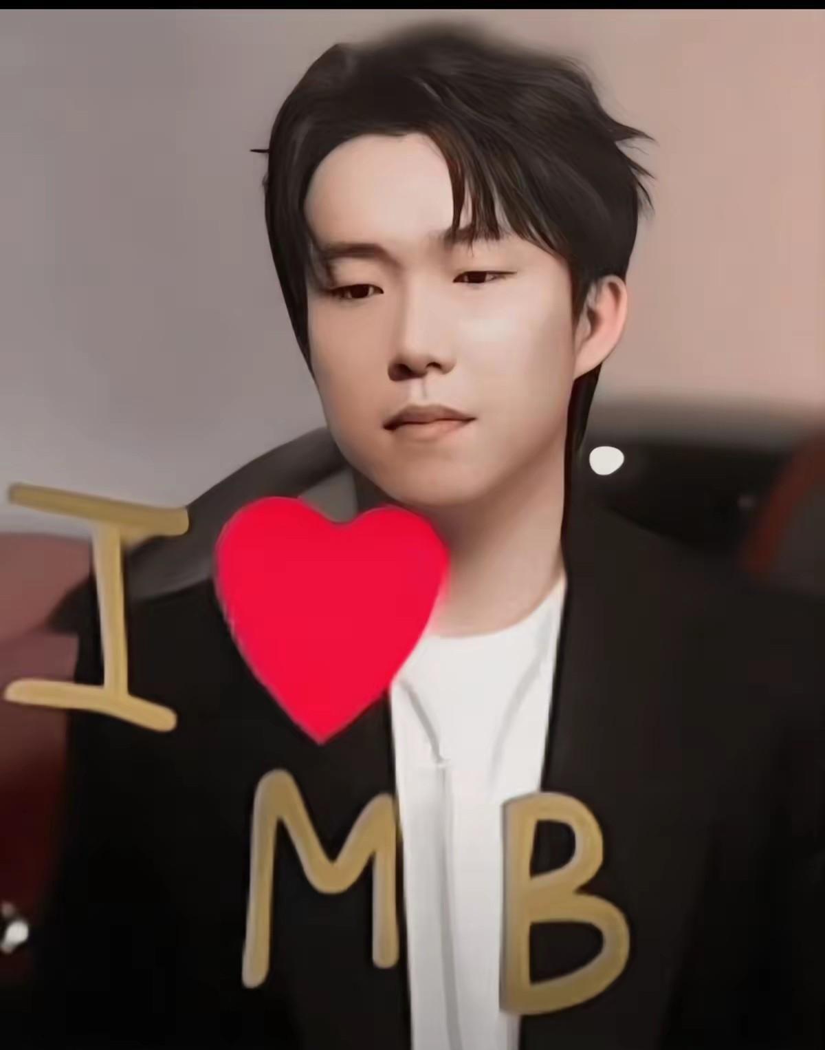 没别的，就因为这俩字母太巧了——除了梅奔，刚好能凑出“我爱妹宝”的说法，这下可好