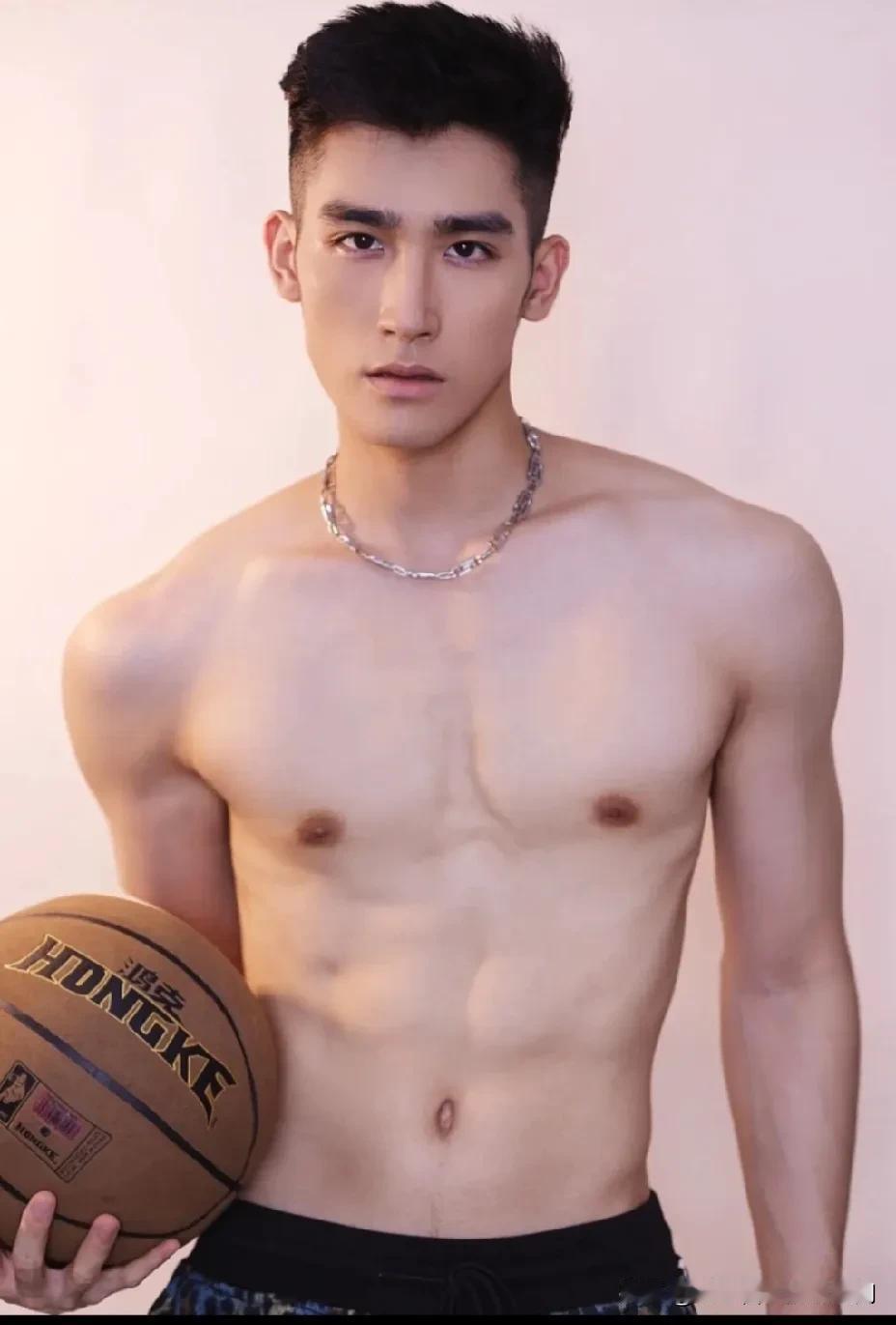 短发男人太有魅力了吧。五官精致立体有型，尤其是小哥哥的鼻子真好看，高鼻梁大鼻子
