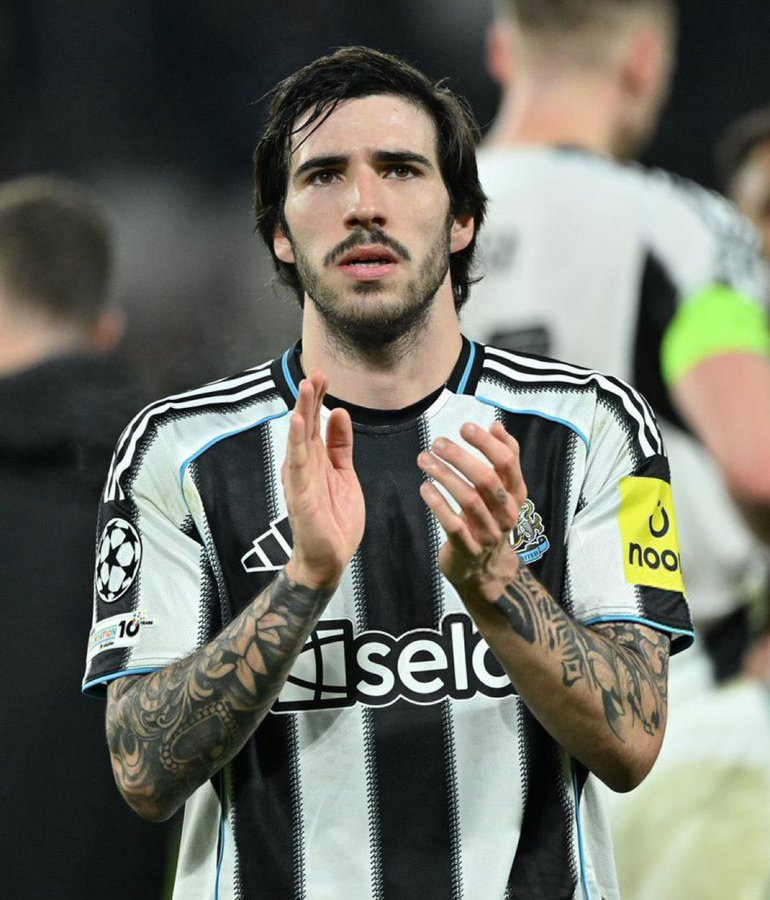 曼联有意签约托纳利据国外媒体报道，曼联正在认真思考签下桑德罗·托纳利。球员本人