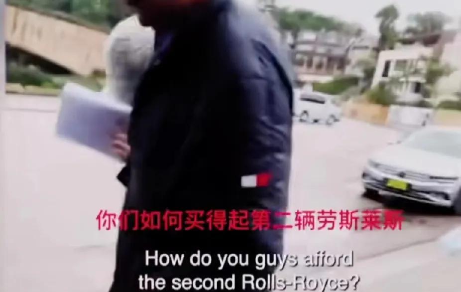 澳洲记者的连环追问让杨兰兰招架不住，扭头钻进了她的百万保姆车丰田埃尔法。她心疼
