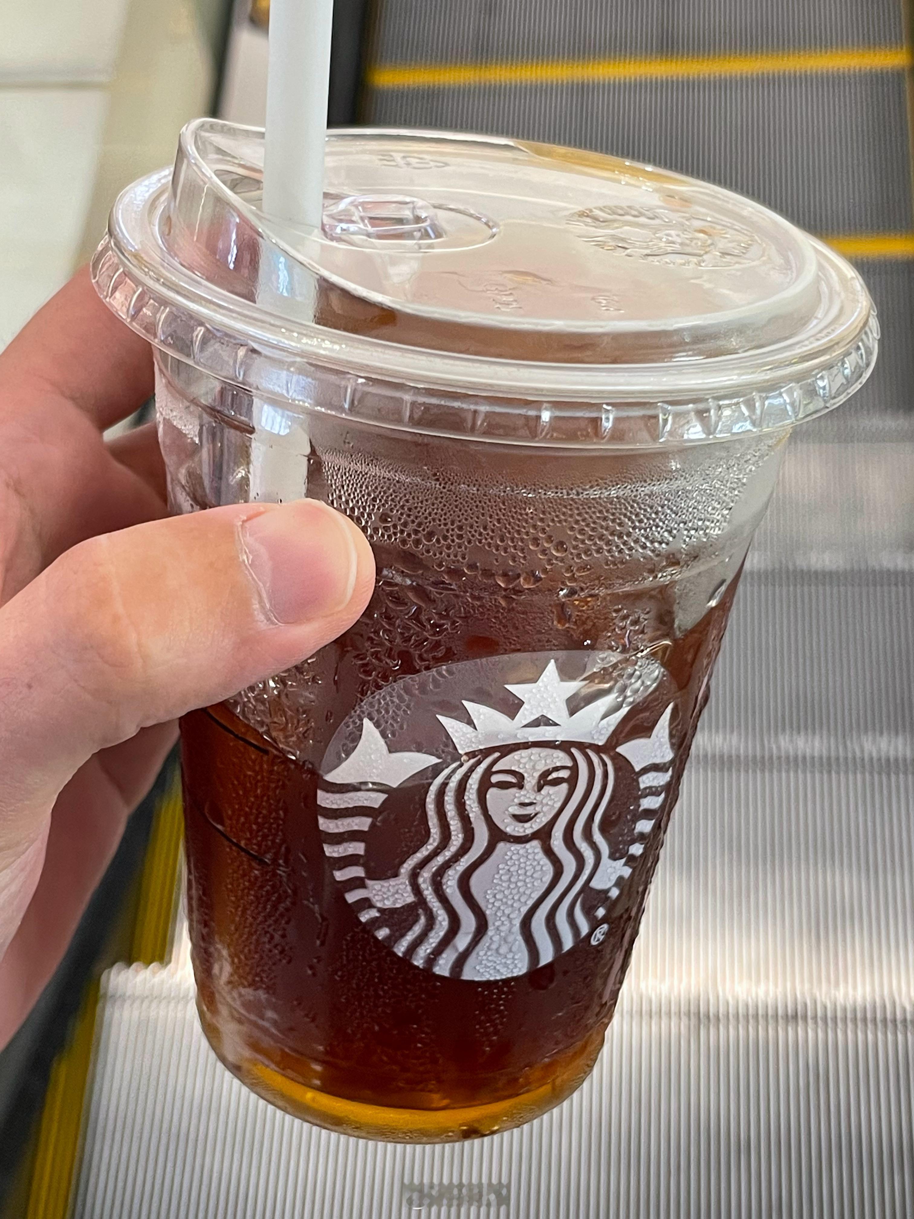 咖啡奶茶雨露均沾，最近每天早上喝完一杯冰美式就喝一杯蜜雪冰城奶盖纯茶，问题不大，