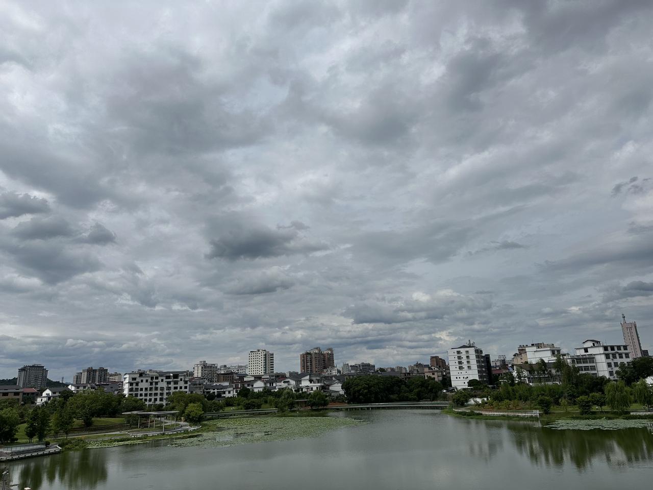 今天紧赶慢赶，快到11:20才从家里出发，到父母家时11:30左右，母亲已吃完午