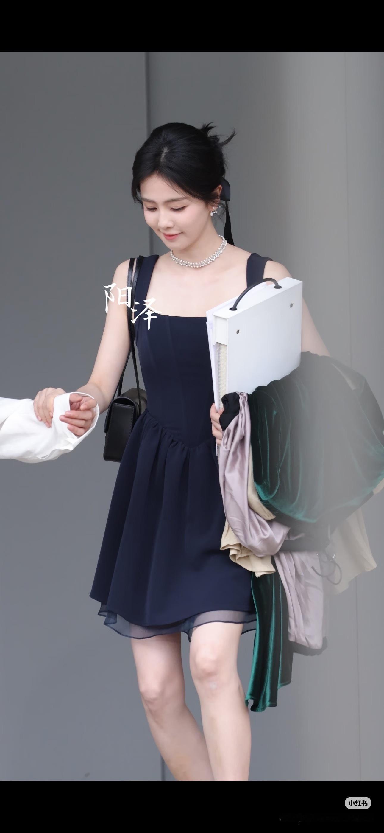 白鹿高贵黑天鹅白鹿小黑裙完全黑天鹅不同风格的礼服能看到演员不一样的一面，白鹿高