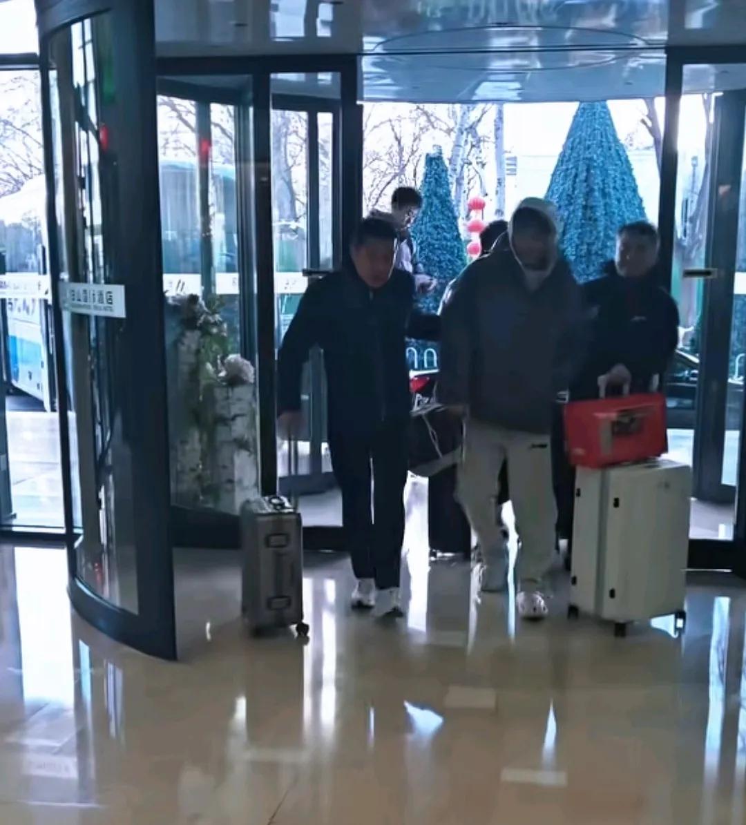 陈海涛对徐杰说:阿杰，你知不知道我们第一次见面是什么时候？回想起来我们两家还是挺