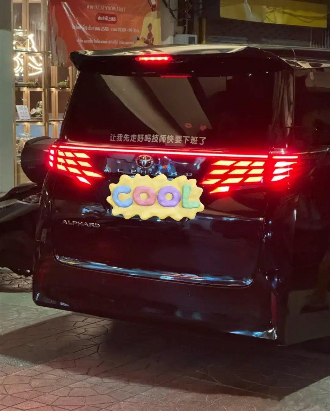 阮经天泰国被网友偶遇，胡子拉碴油光满面，开百万豪车生活很滋润！！！！！！！