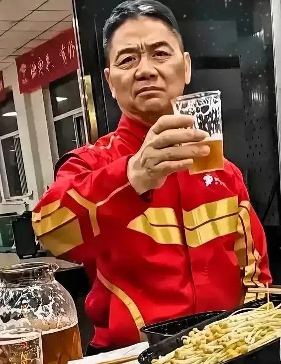 刘强东昨天晚上失眠了。不是因为京东集团的事务，也不是由于担任达沃斯论坛联席主席