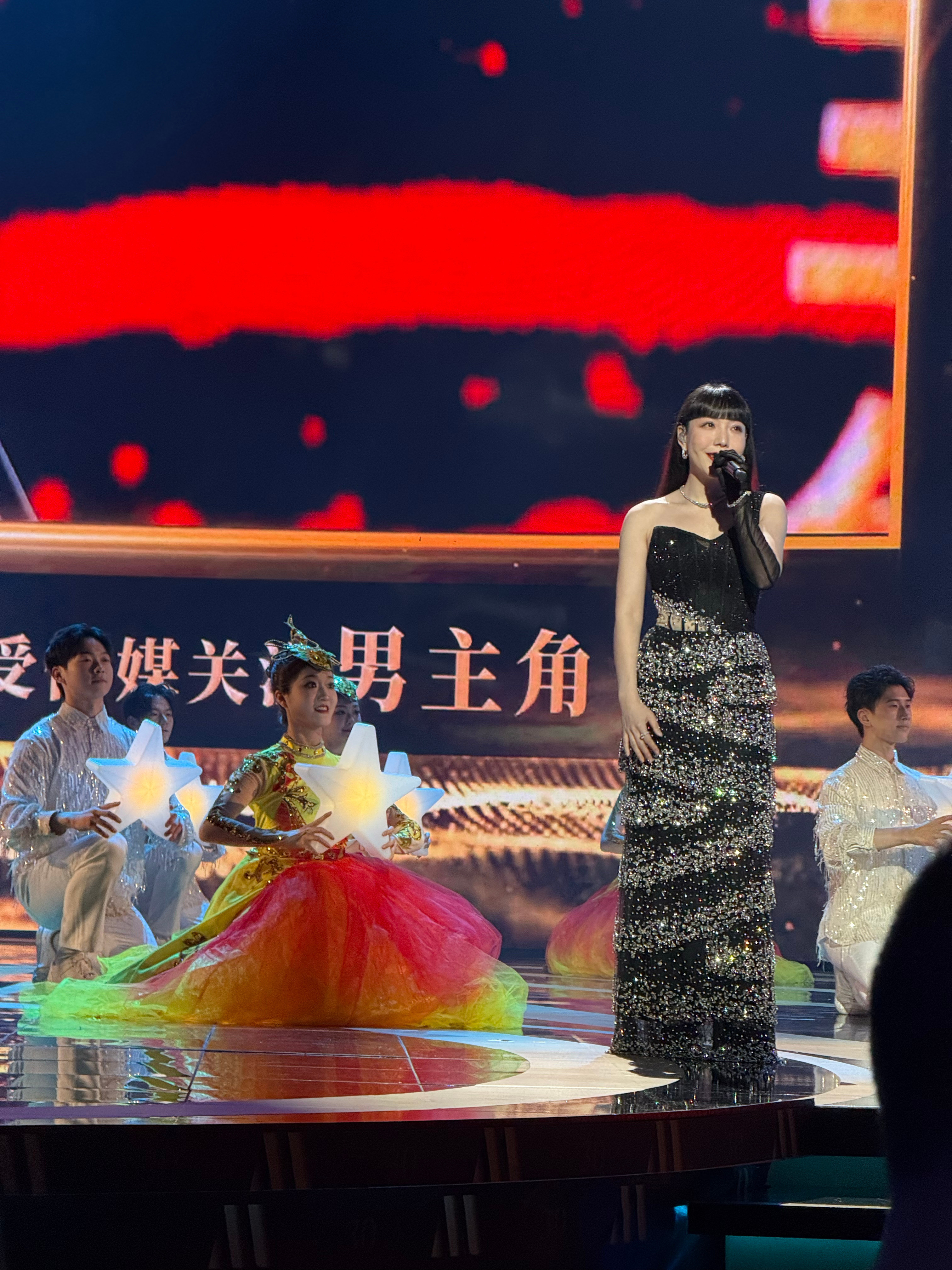 吴莫愁真的很有自己的feel，今晚的裙子也是极美
