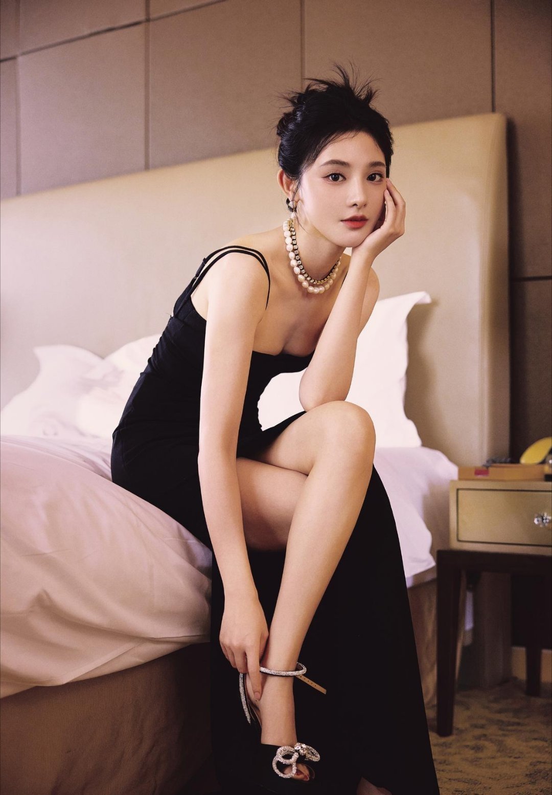 彭小苒黑裙造型太惊艳！美腿纤长妩媚动人超吸睛！